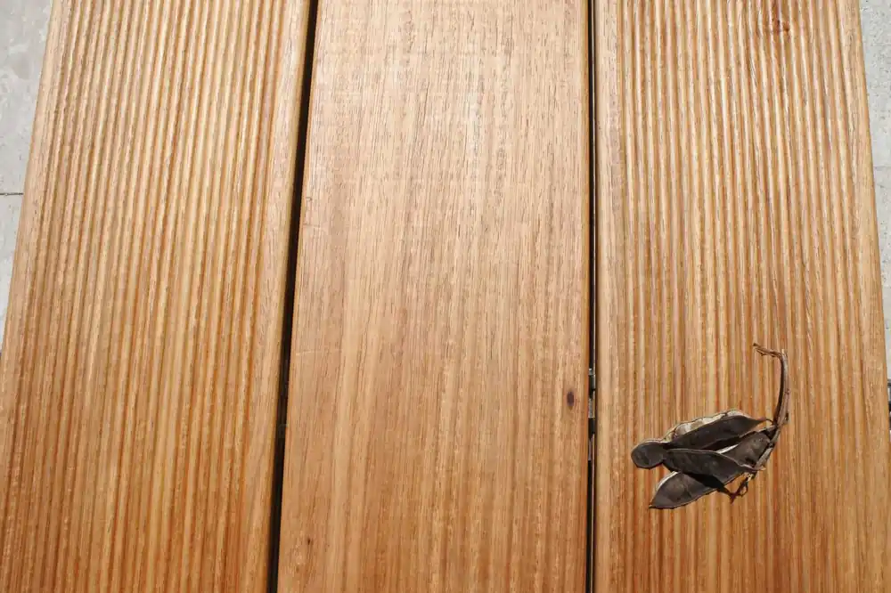 Begrenztes Angebot ALL INCLUSIVE Outdoor-Terrassendiele aus Teakholz mit 19 x 130 x 1800/2200-Planken, einschließlich Merbau-Balken, Stahlklammern und versteckten Schrauben