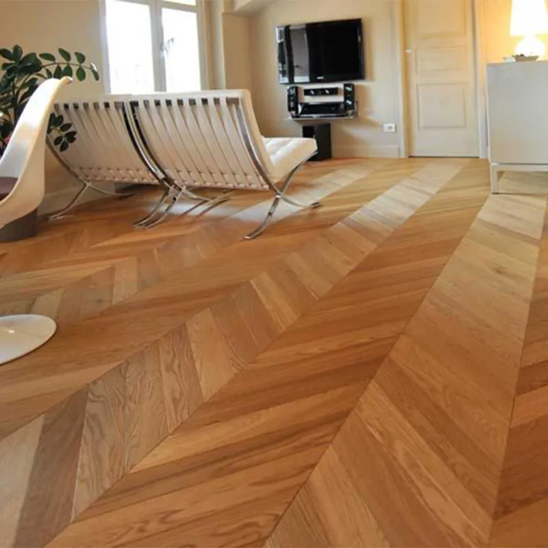 Schnäppchen LOS 100 m² vorgefertigtes asiatisches Teakholzparkett erster Wahl mit französischem Fischgrätenmuster (Chevron), gebürstet lackiert, 14 x 90 x 600